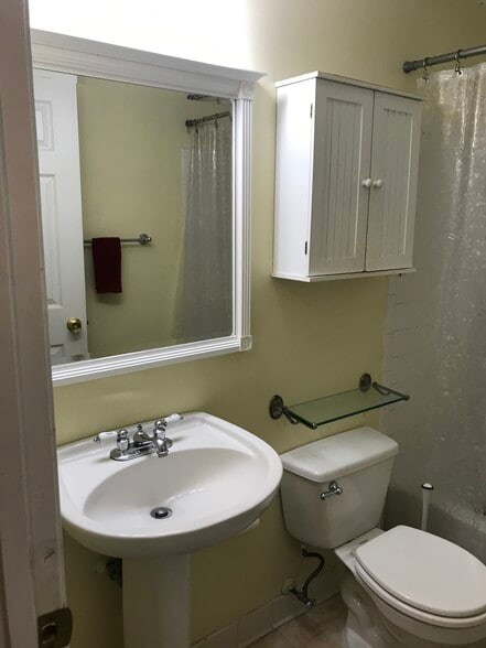 shared full bathroom - 5 Whitechurch Ct