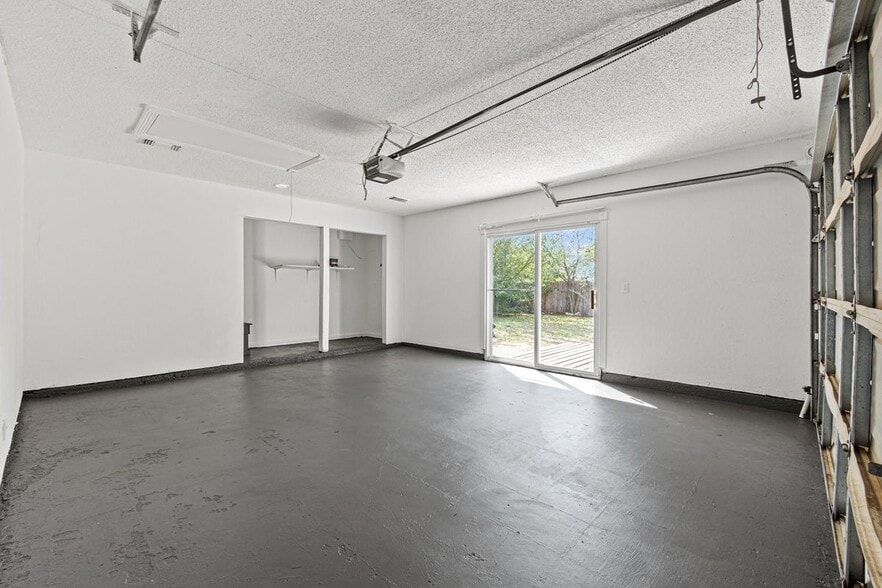 Building Photo - 6000 Cool Springs Dr