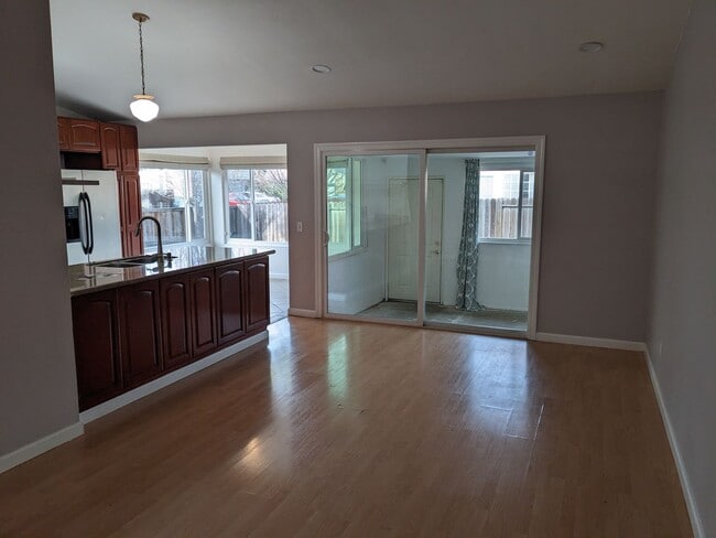 Building Photo - 908 Labrador Way