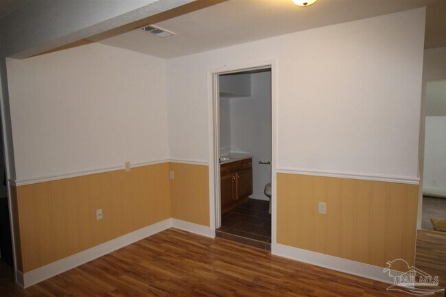 Building Photo - 2435 E Johnson Ave