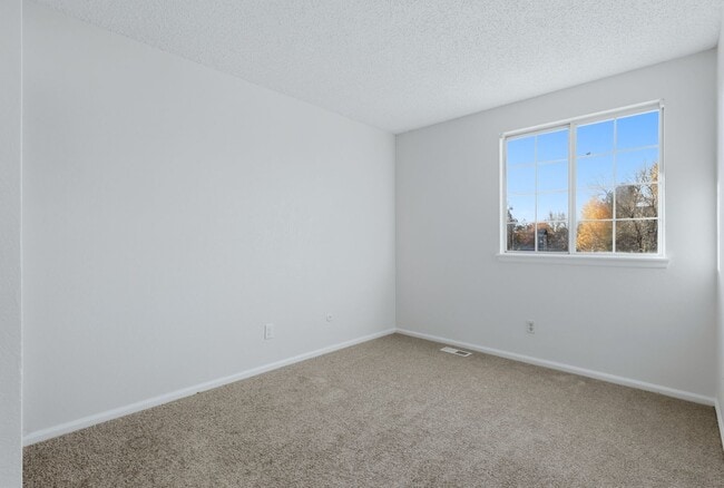 Building Photo - 3 bed 2 1/2 bath Split level home in Found...