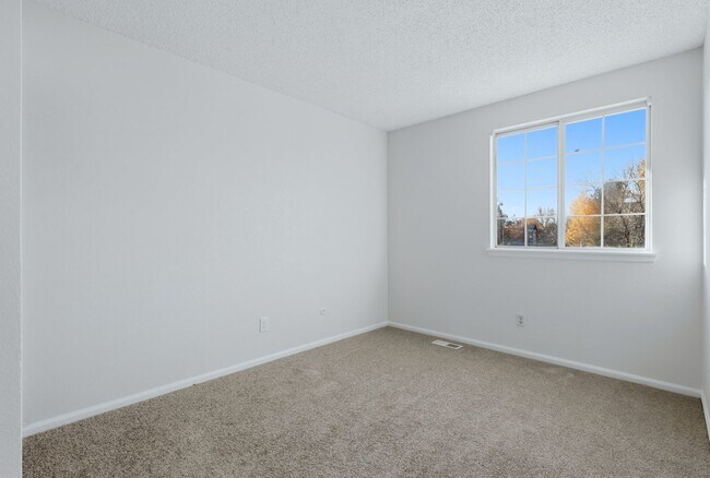 Building Photo - 3 bed 2 1/2 bath Split level home in Founders Village!