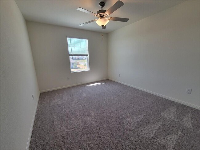 Building Photo - 421 Wren Ln