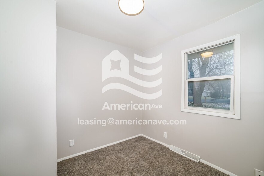 Building Photo - 2647 W Nebraska Ave