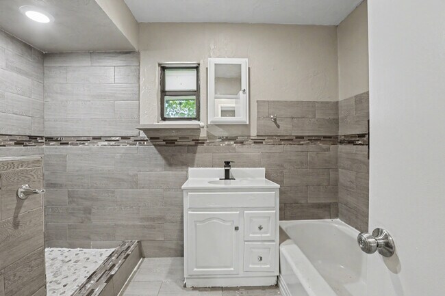 Building Photo - 2236 SW 59th Pl