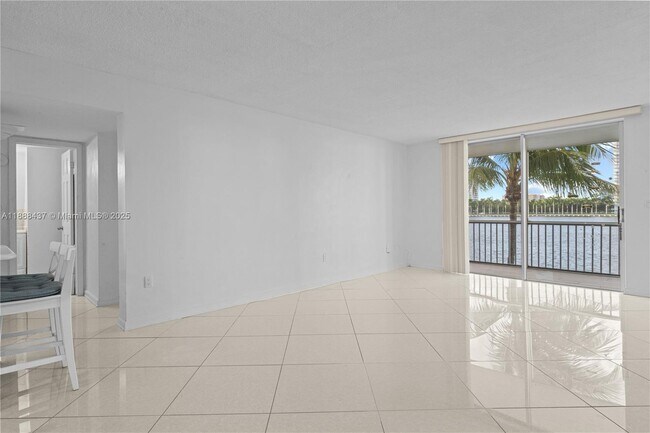 Building Photo - 2999 Point E Dr