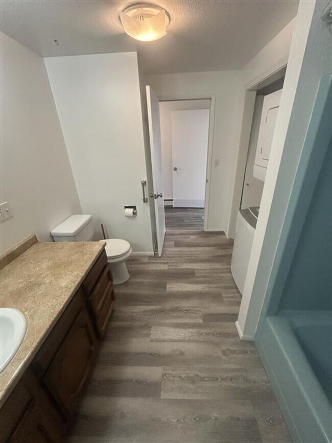 Building Photo - 209 E 3rd St