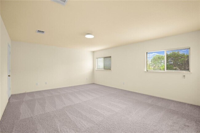 Building Photo - 2204 Cottontail Dr