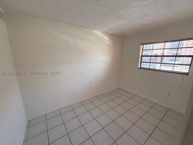 Building Photo - 2560 W 53rd St