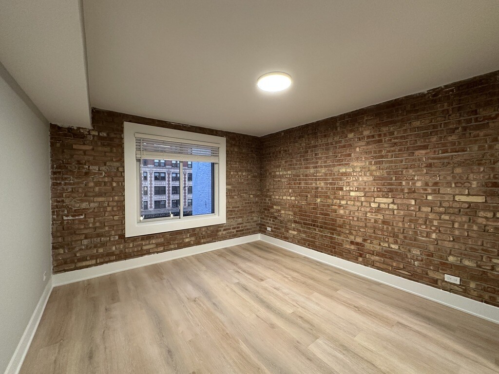 Building Photo - 1220 N La Salle Dr