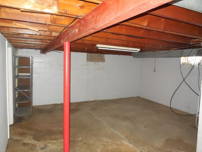 Building Photo - Two Bedroom Home with Large Yard and Updat...