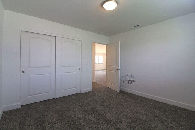 Building Photo - 3 Bed/2 Bath + an Office Pasco Home