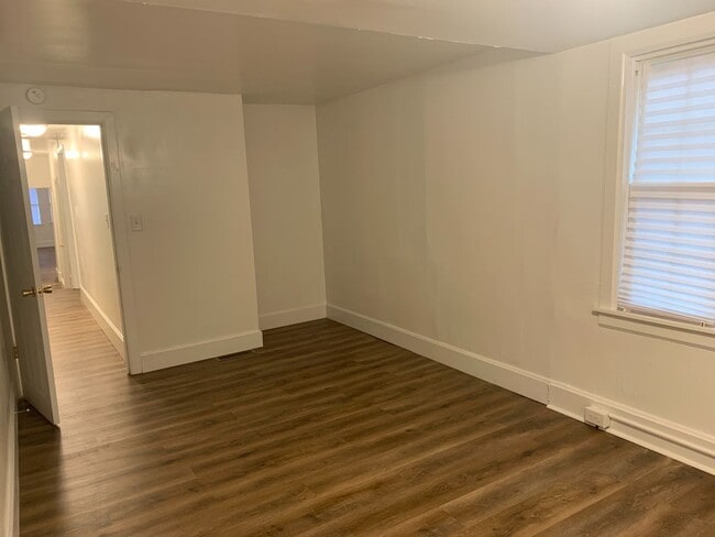 Building Photo - Video in Photos! Downtown York 2 Bedroom-1st Floor