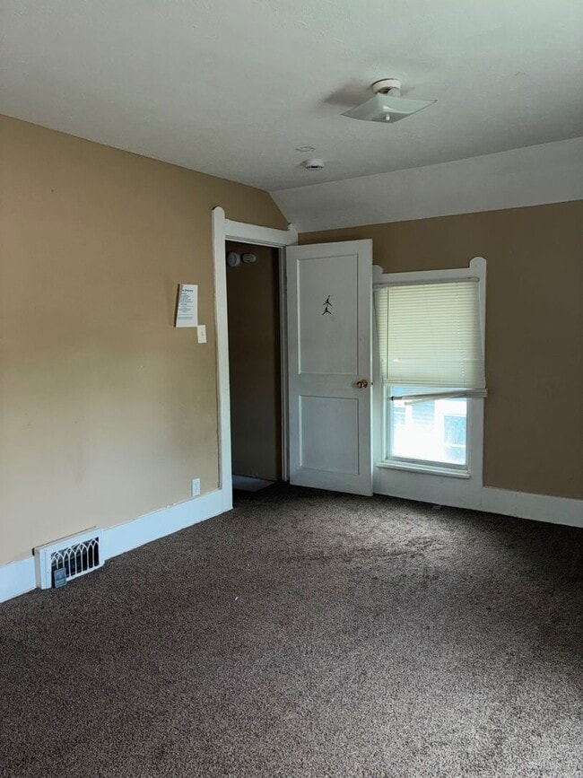 Building Photo - Charming 3-Bedroom Property in Prime Location
