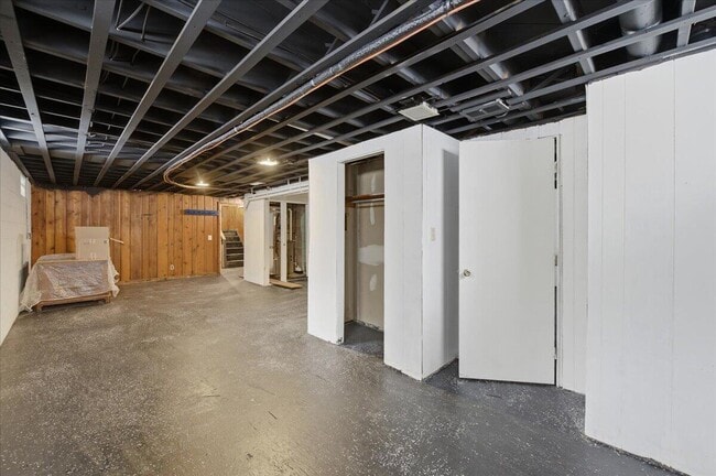 Building Photo - 6891 Somerset Dr