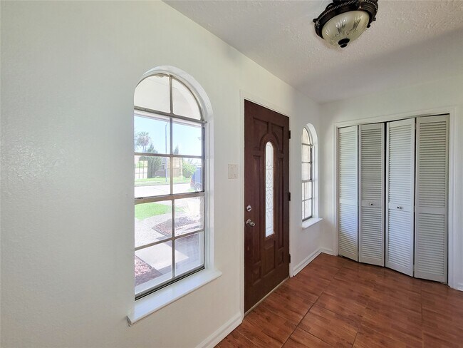Building Photo - 409 S Travis