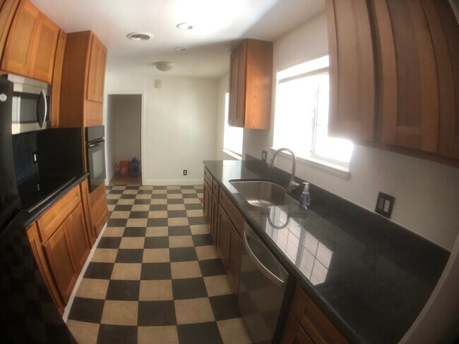 Building Photo - 906 Sycamore Ln