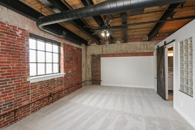 Building Photo - 735 Lexington Ave