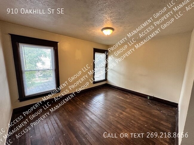 Building Photo - 910 Oakhill St SE
