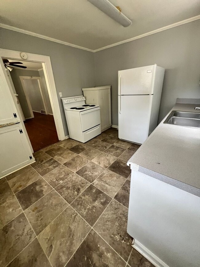 Building Photo - 3 bedroom home Great location!