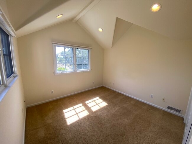 Building Photo - 241 Alder St