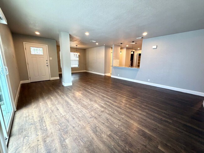 Building Photo - 3 bed 2 bath in Heritage Park