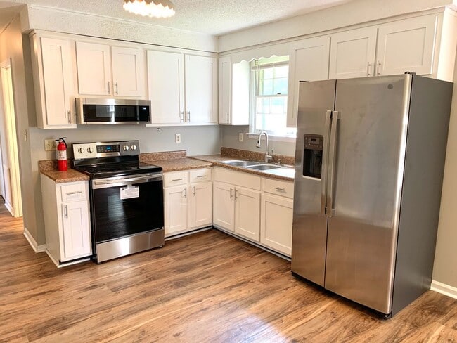 Building Photo - 2425 Pendleton Dr