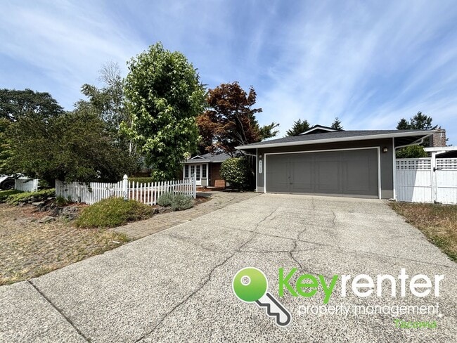 Building Photo - Stylishly Updated Lakewood Home in Seclude...