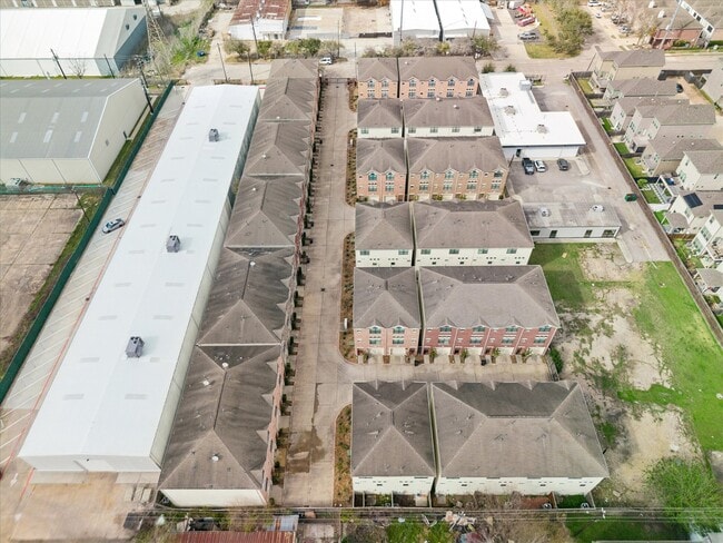 Building Photo - 8715 Meadowcroft Dr