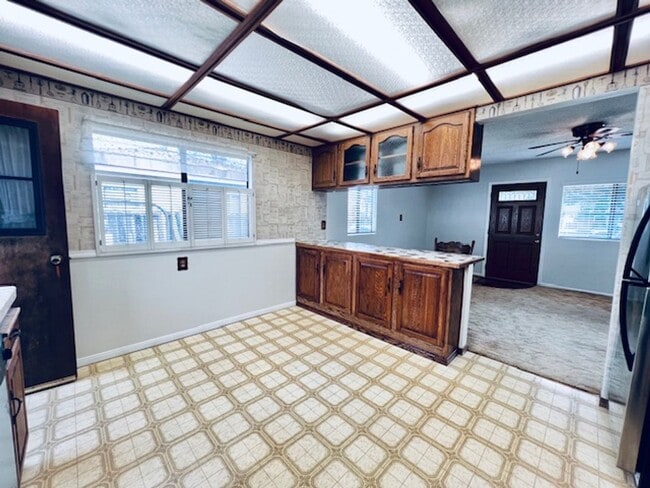 Building Photo - Spacious 2 bedroom 1 bath house for rent with large Garage & off st. parking