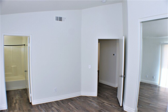 Building Photo - Roomy 4 bedroom home in Hesperia