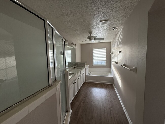 Building Photo - 3 Bedroom 2.5 Bathroom Townhouse in Briar ...