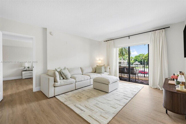 Building Photo - 9340 Fontainebleau Blvd