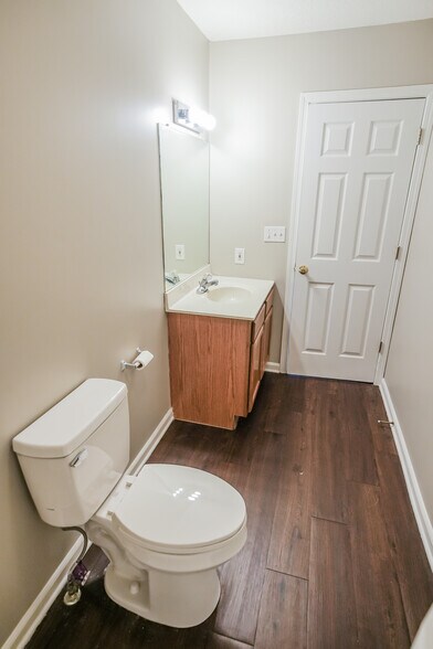 2nd floor full bath (hall) - 3713 S Cramer Cir