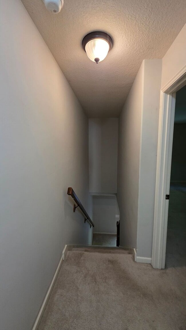 Building Photo - Beautiful 2 Bedroom Townhome in North Kans...