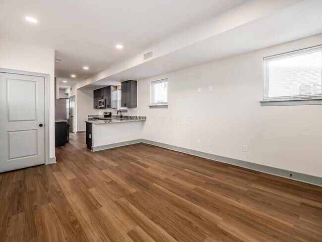 Building Photo - 384 Whitethorne Ave