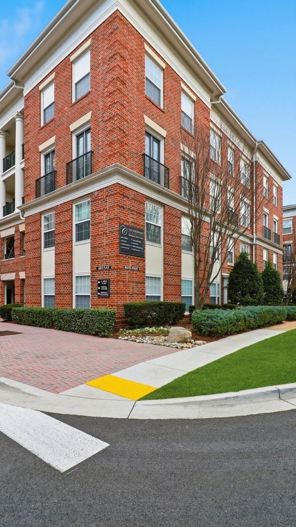 Building Photo - RENOVATED 1 BEDROOM 1 BATH CONDO IN THE COLONNADE IN KENTLANDS