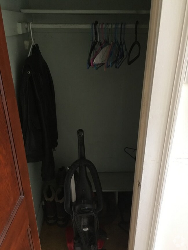 Building Photo - Spacious & Stylish 2BR Apartment - Prime W...