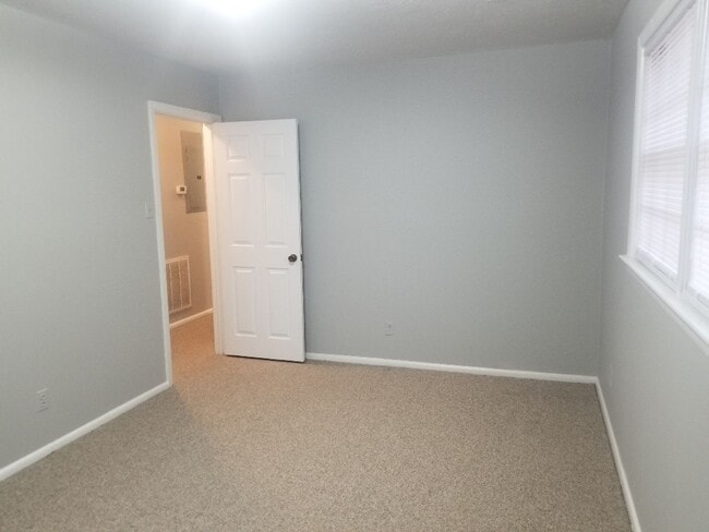 Building Photo - 1804 Saxon St