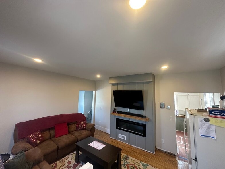 Building Photo - 321 Harrison St W