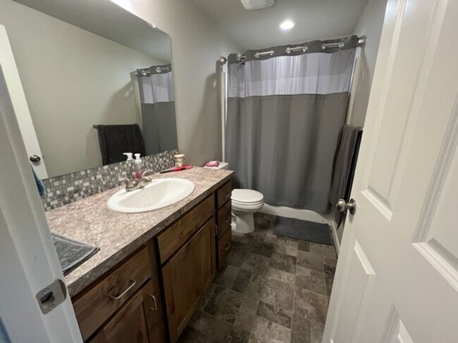 Building Photo - Newer home in NW Redmond