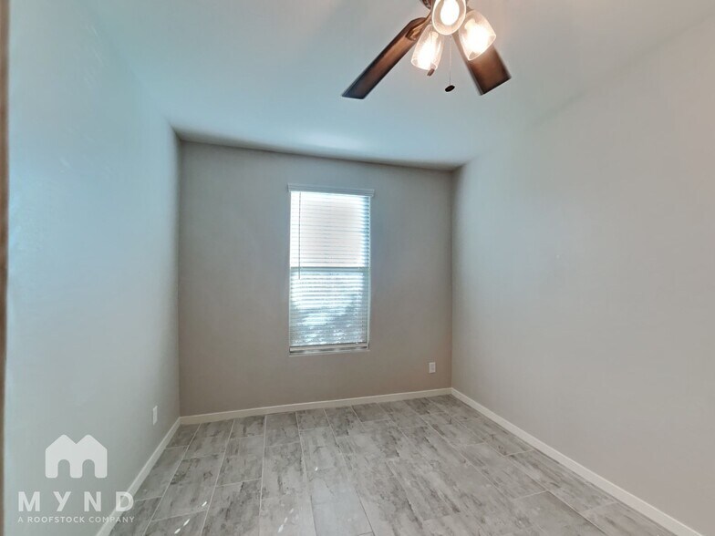 Building Photo - 9520 Thatcher Ave