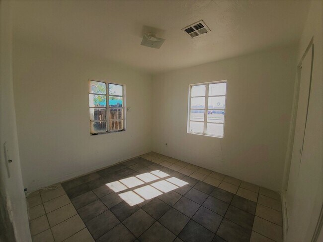 Building Photo - NICE AND AFFORDABLE 2 BEDROOM 1 BATH DUPLEX IN PHOENIX