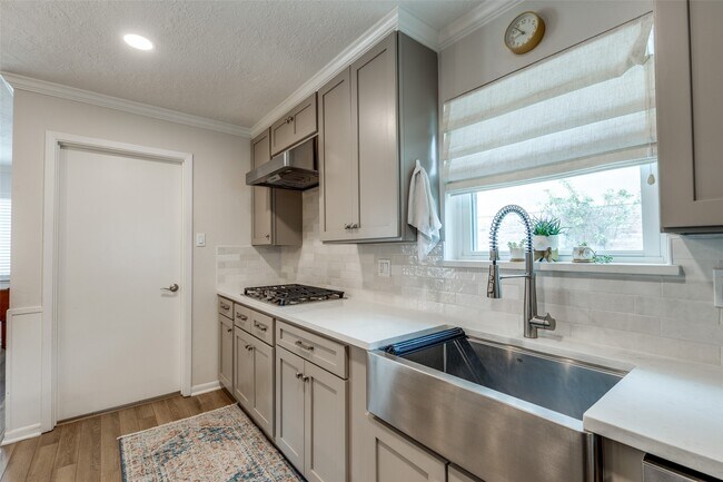 Building Photo - 2827 Fontana Dr