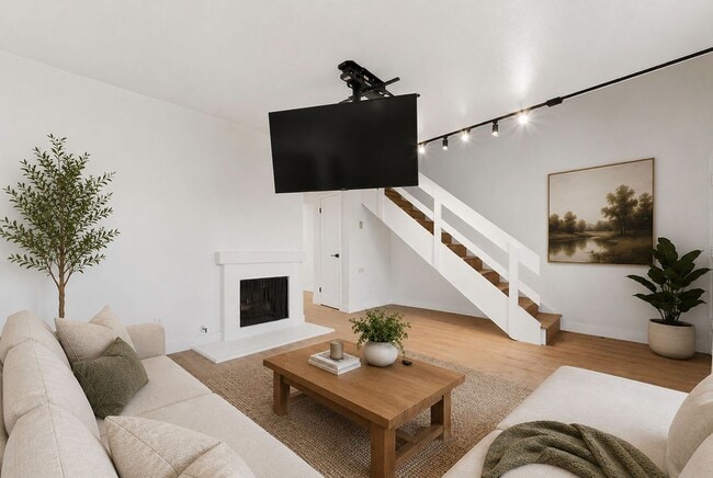Building Photo - Renovated Coastal Townhome in Prime Santa Monica