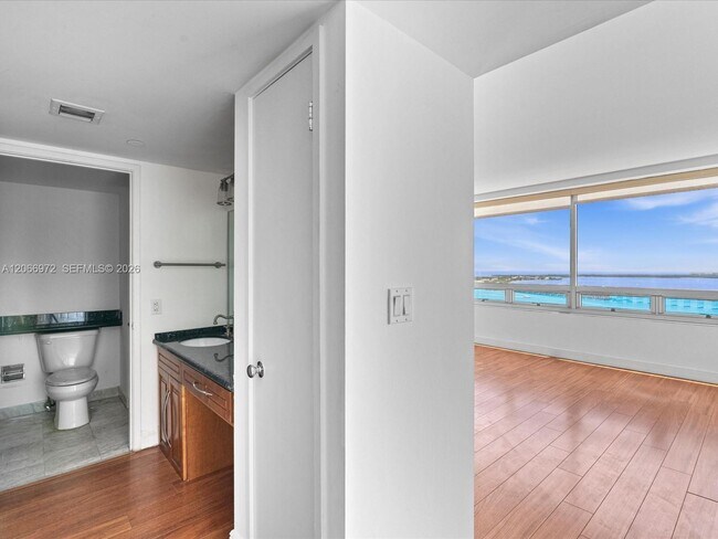 Building Photo - 1541 Brickell Ave