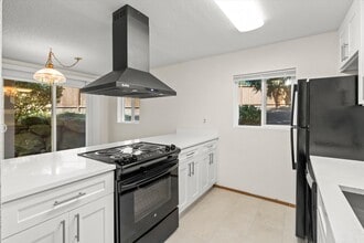 Building Photo - Well Maintained Condo