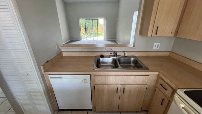 Building Photo - 112 Dahlia Village Cir