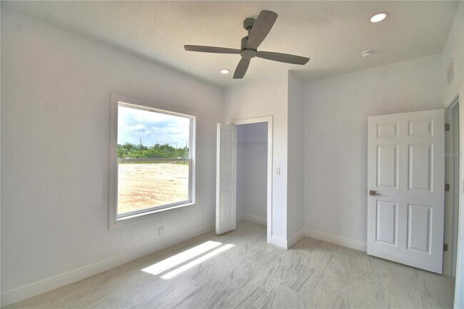 Building Photo - 7951 Sarasota Dr