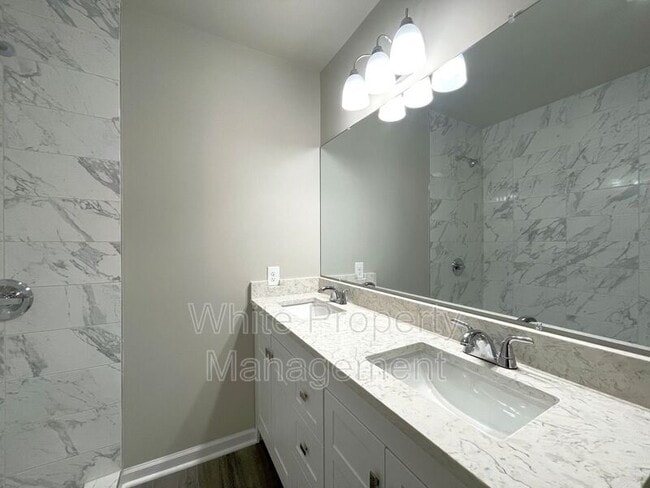 Building Photo - 706 Hillside St